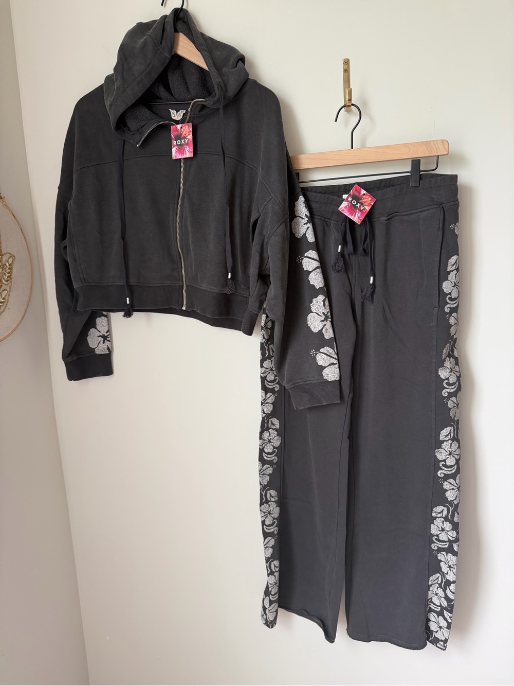 Roxy Black white hibiscus zip up hoodie and wide leg sweatpants set